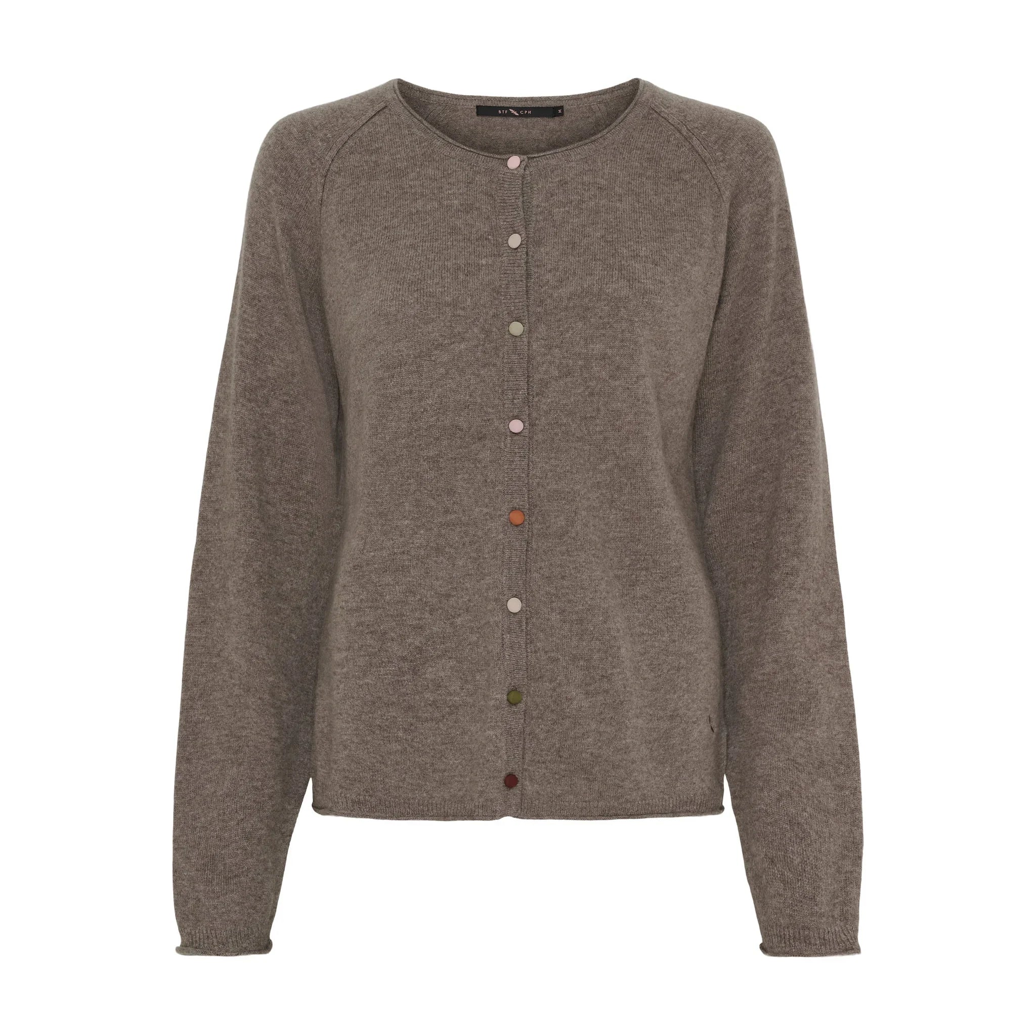 Brun meleret cardigan med rund hals og farverige knapper, set forfra
