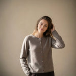 Model i brun Alice Cashmere Cardigan med farverige knapper knappet helt op