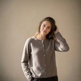 Model i brun Alice Cashmere Cardigan med farverige knapper knappet helt op