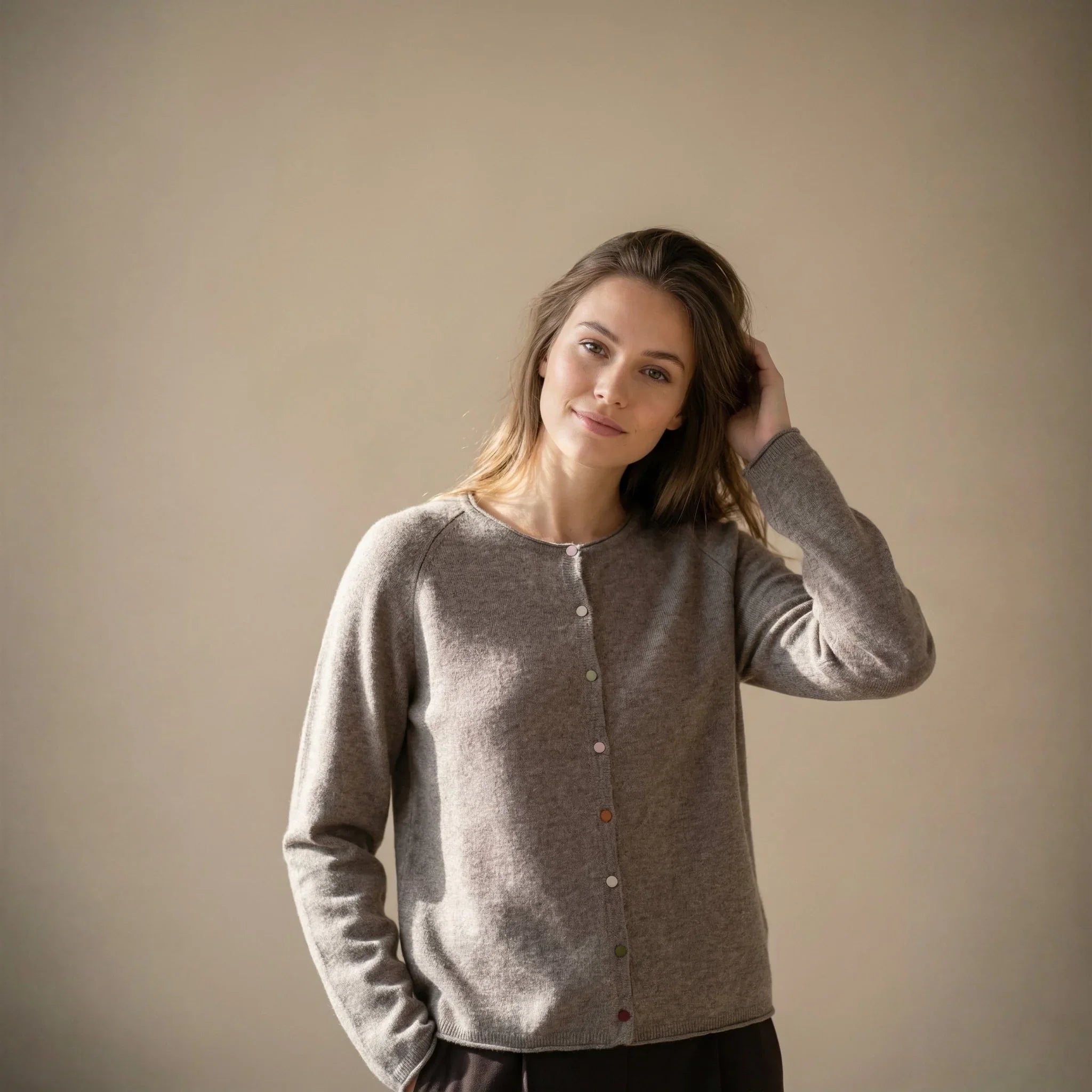 Model i brun Alice Cashmere Cardigan med farverige knapper knappet helt op
