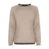 Beige pullover i merinould og cashmere med rund hals, raglanærmer og mørke kontrastkanter, set forfra