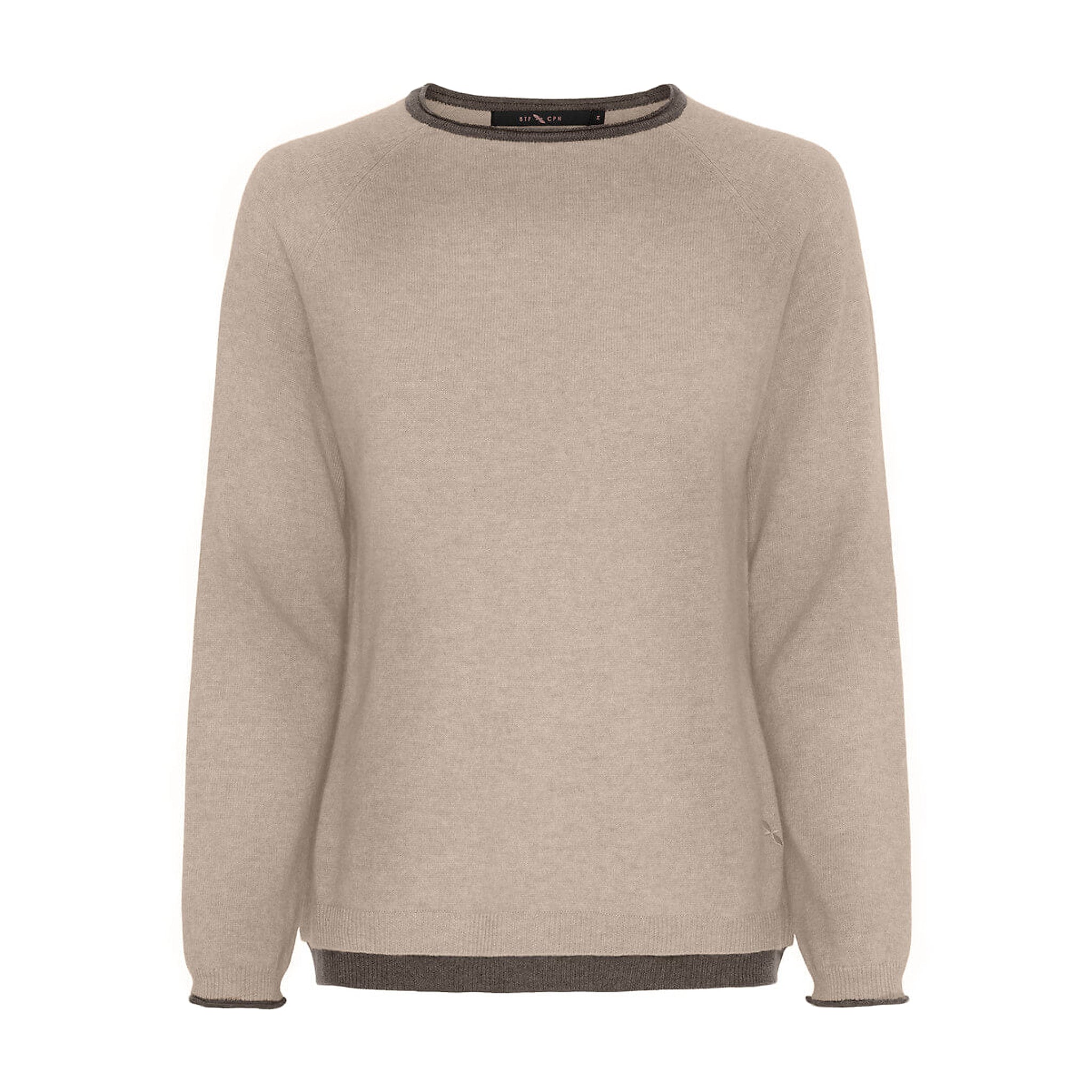Beige pullover i merinould og cashmere med rund hals, raglanærmer og mørke kontrastkanter, set forfra