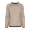 Beige pullover i merinould og cashmere med rund hals, raglanærmer og mørke kontrastkanter, set forfra