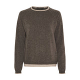 Mørkebrun pullover i merinould og cashmere med rund hals, raglanærmer og lyse kontrastkanter, set forfra