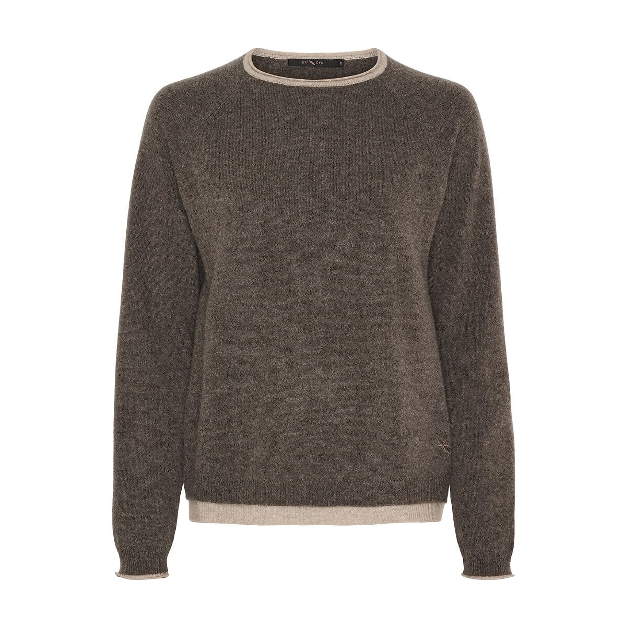 Mørkebrun pullover i merinould og cashmere med rund hals, raglanærmer og lyse kontrastkanter, set forfra