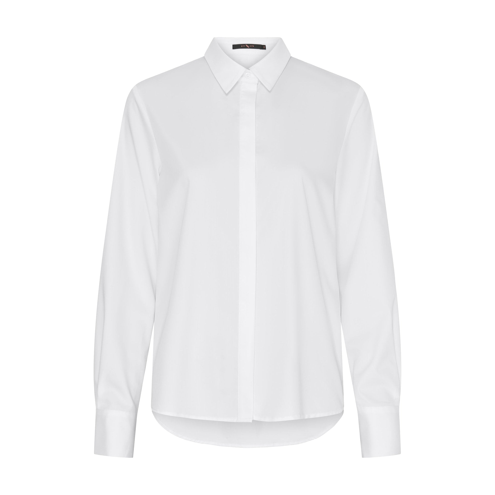Hvid skjorte Bamboo Shirt fra Butterfly set forfra med skjortekrave, gemte knapper og lange ærmer