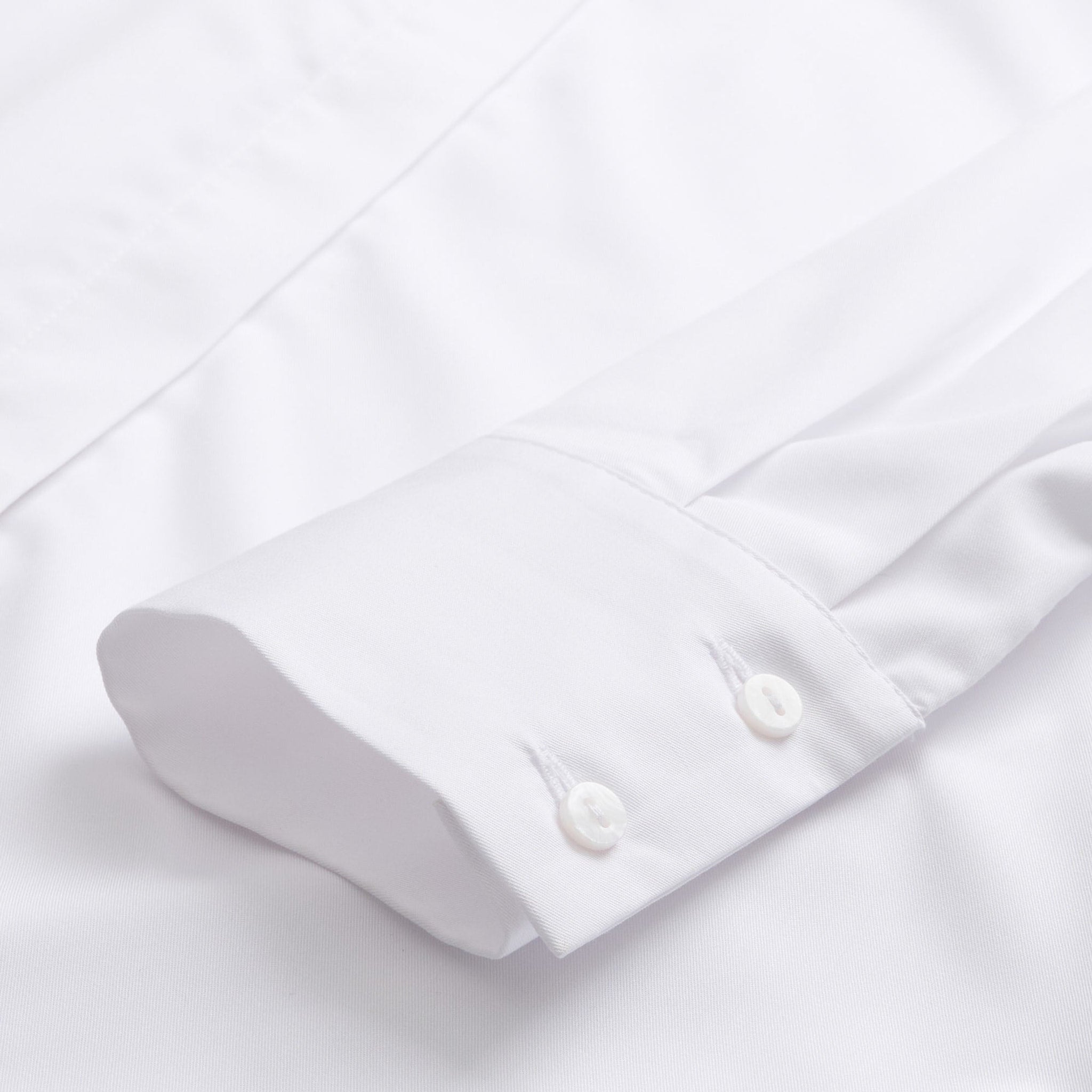 Detalje af bred manchet med to hvide knapper på hvid Bamboo Shirt skjorte