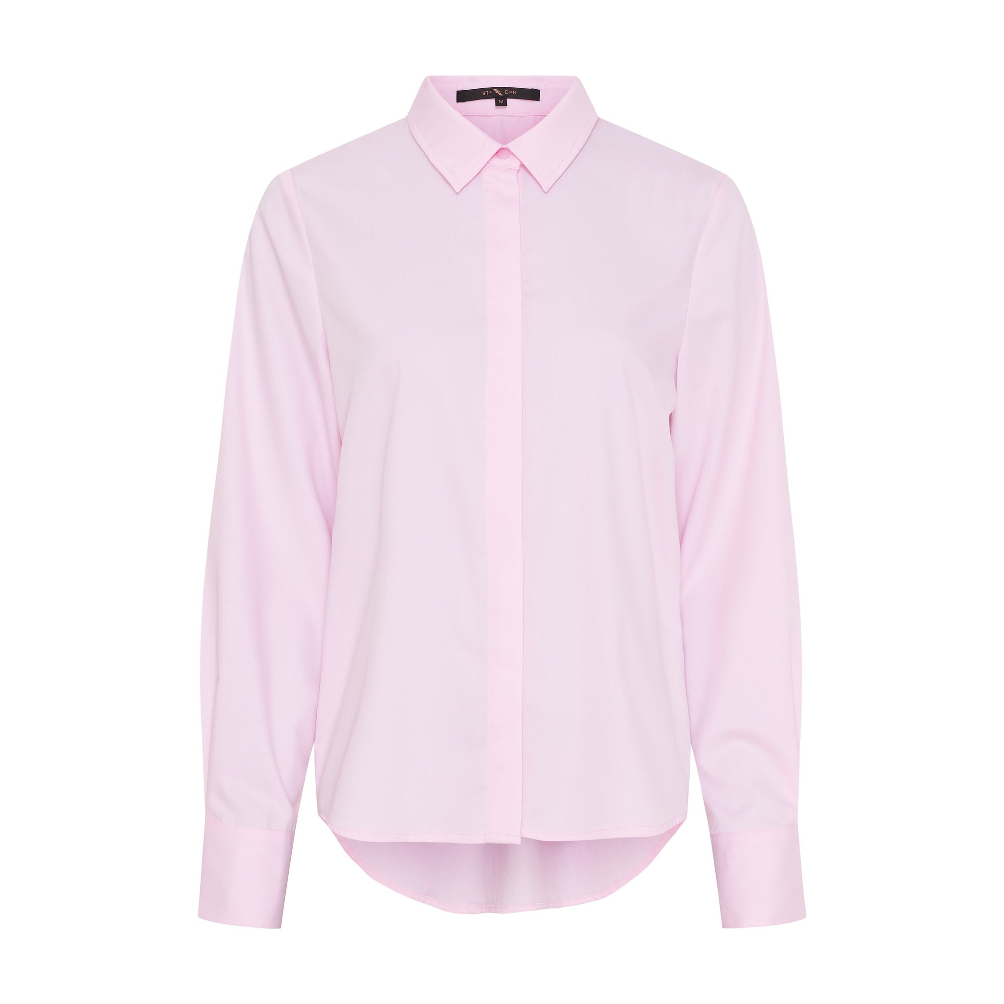 Lyserød skjorte fra Butterfly i Light Pink set forfra med skjortekrave, knapper foran og lange ærmer