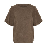 Kortærmet beige pullover i strik med rund hals, vide raglanærmer og afrundet kant forneden, set forfra