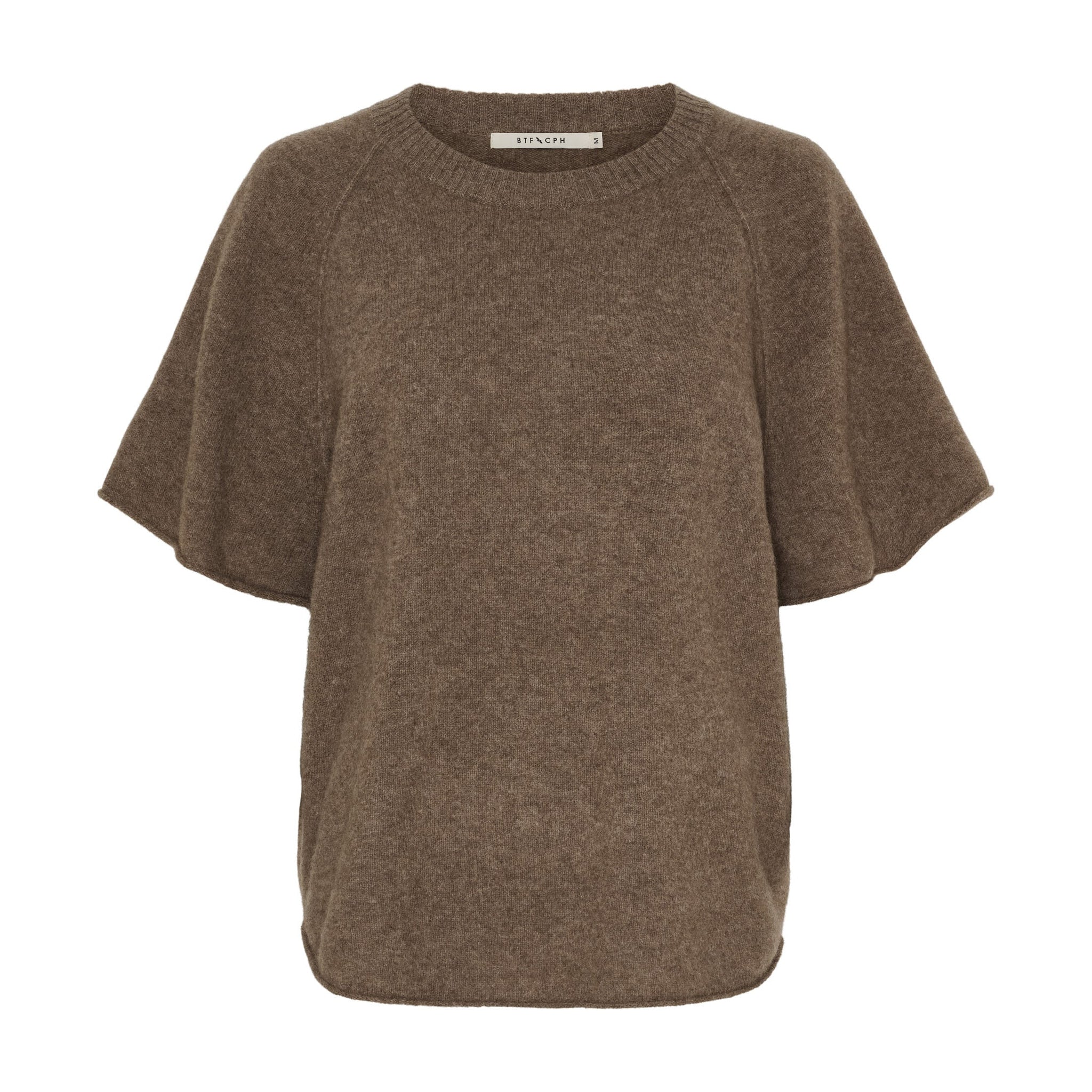 Kortærmet beige pullover i strik med rund hals, vide raglanærmer og afrundet kant forneden, set forfra