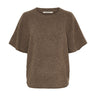 Kortærmet beige pullover i strik med rund hals, vide raglanærmer og afrundet kant forneden, set forfra