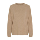 Beige pullover i meleret lys camel med rund hals, lange ærmer og rullede kanter, liggende forfra