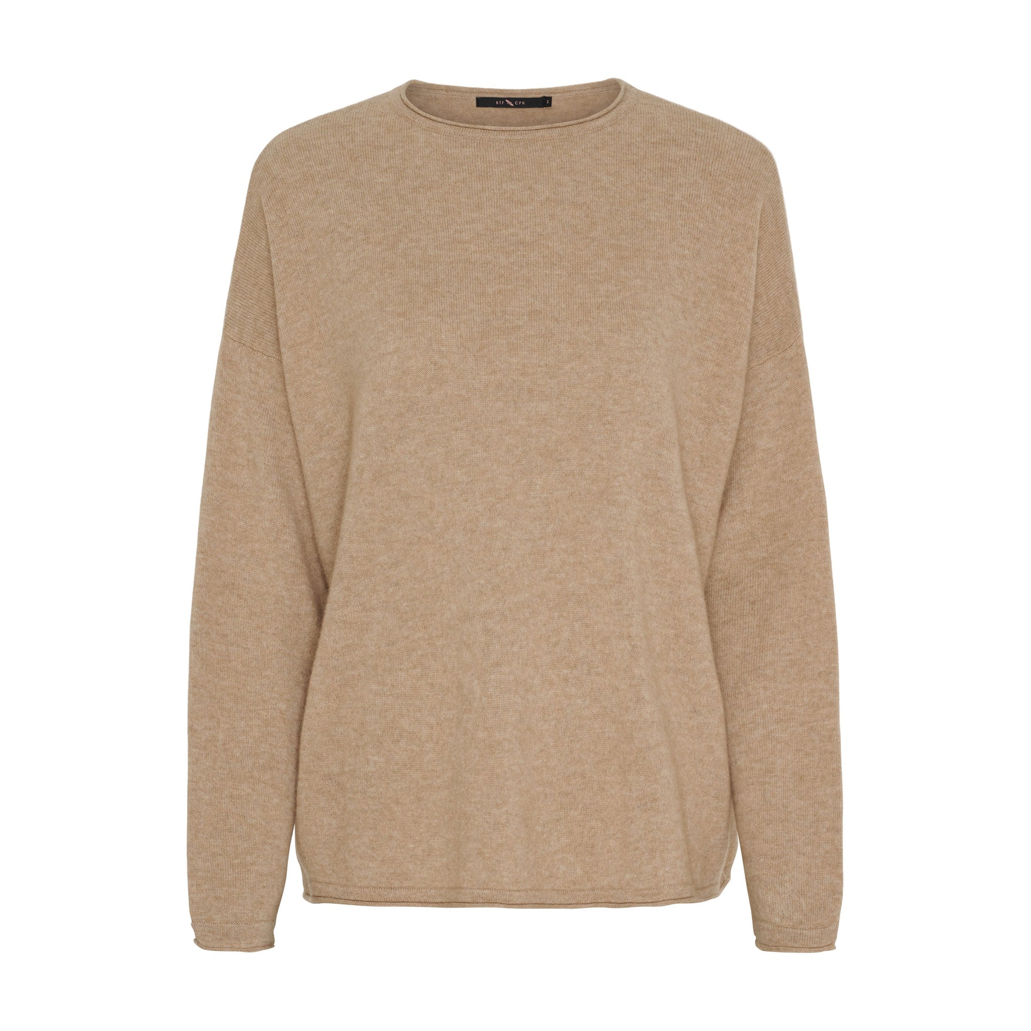 Beige pullover i meleret lys camel med rund hals, lange ærmer og rullede kanter, liggende forfra