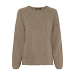 Beige pullover i meleret strik med rund hals og raglanærmer, set forfra