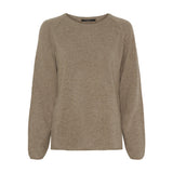 Beige pullover i meleret strik med rund hals og raglanærmer, set forfra