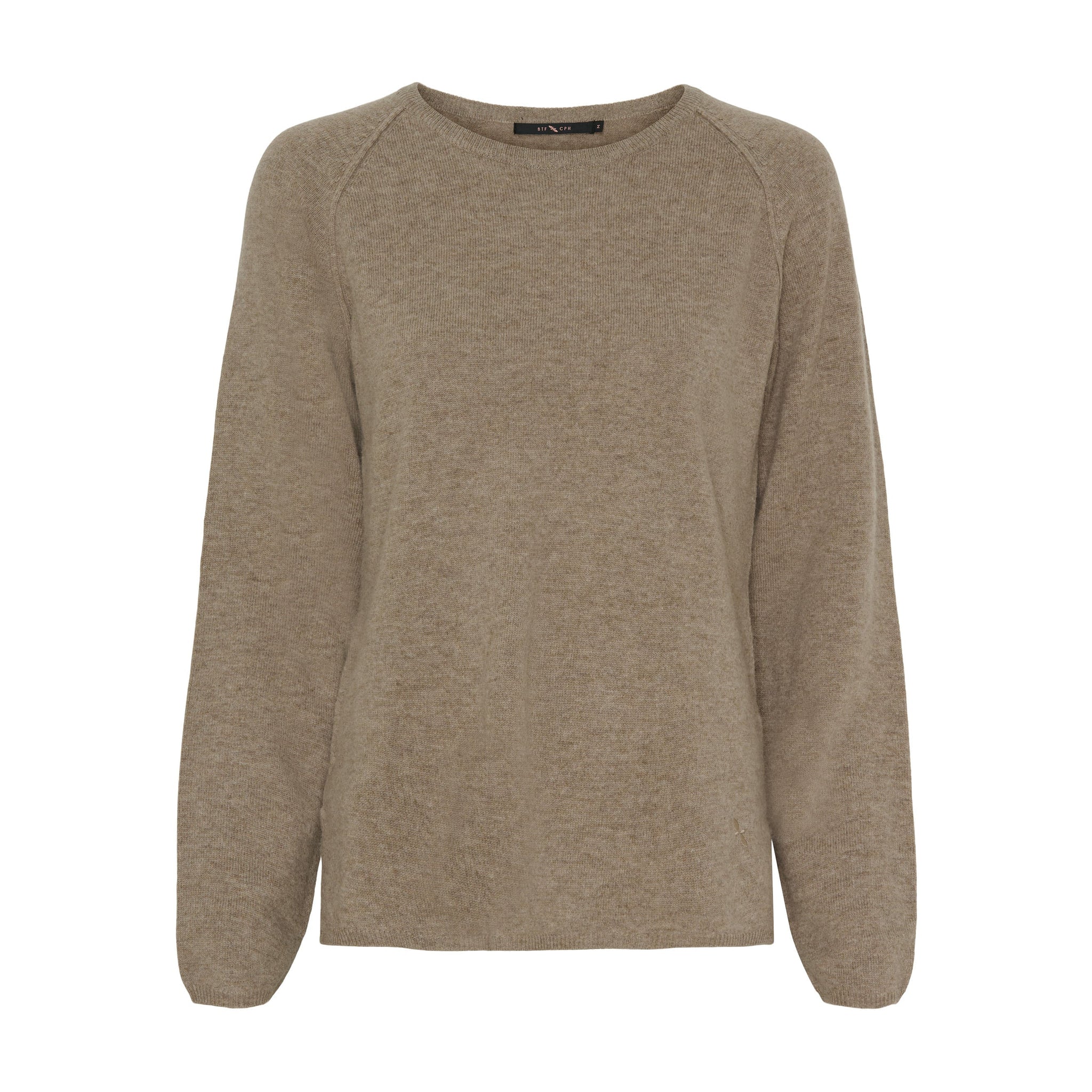 Beige pullover i meleret strik med rund hals og raglanærmer, set forfra
