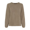 Beige pullover i meleret strik med rund hals og raglanærmer, set forfra