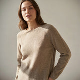Model i beige pullover i merinould og cashmere med rund hals, tæt på