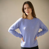 Model i lilla Mia pullover med rund hals og lange ærmer, stylet med sorte bukser