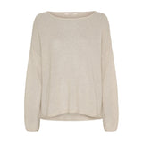 Beige oversize bluse i finstrikket cashmere med bådudskæring og lange ærmer, set forfra