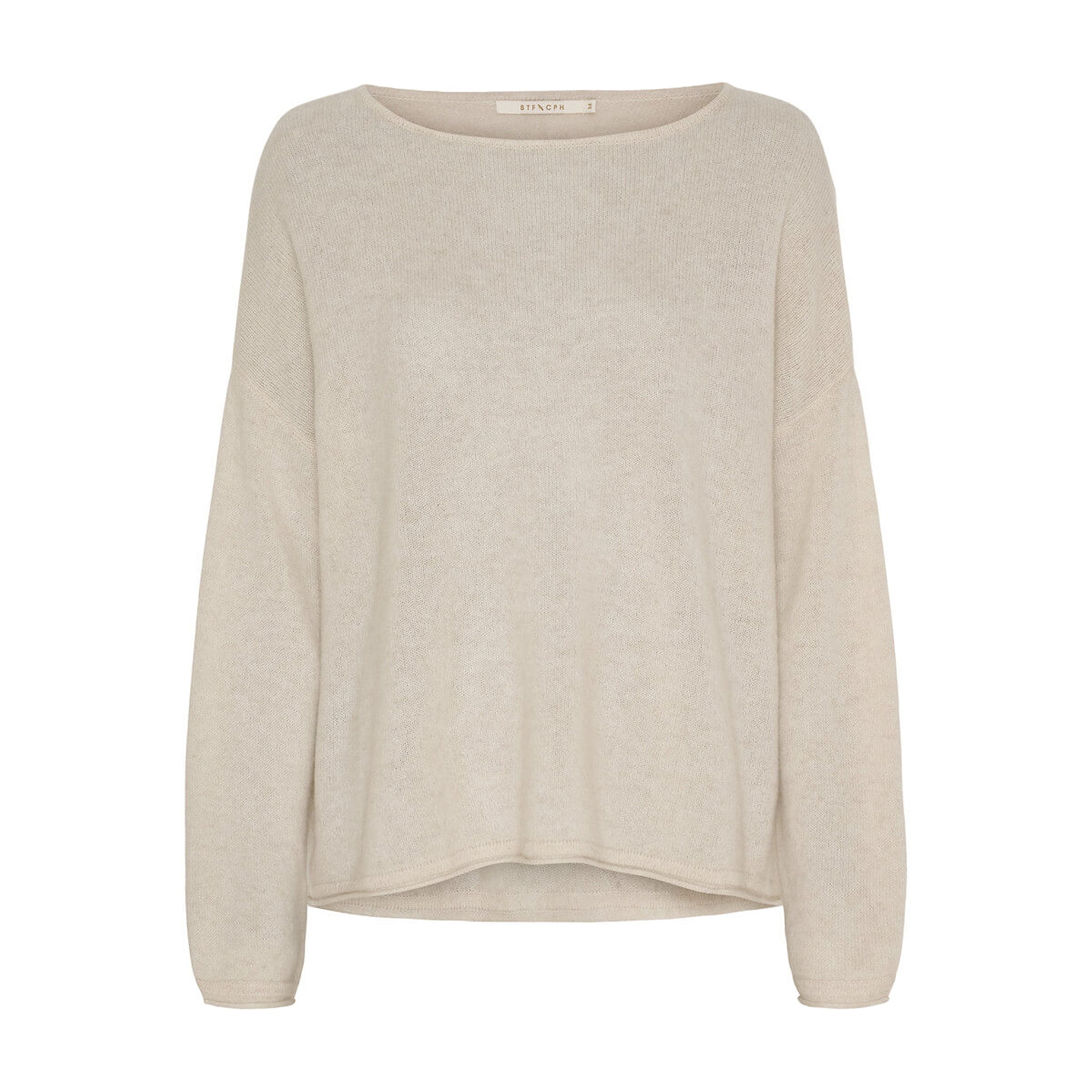 Beige oversize bluse i finstrikket cashmere med bådudskæring og lange ærmer, set forfra