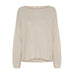 Beige oversize bluse i finstrikket cashmere med bådudskæring og lange ærmer, set forfra