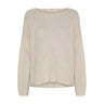 Beige oversize bluse i finstrikket cashmere med bådudskæring og lange ærmer, set forfra