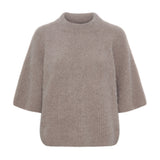 Brun Thea Racoon pullover i fluffy ribstrik med vide 3/4 ærmer og rund, let høj hals, set forfra