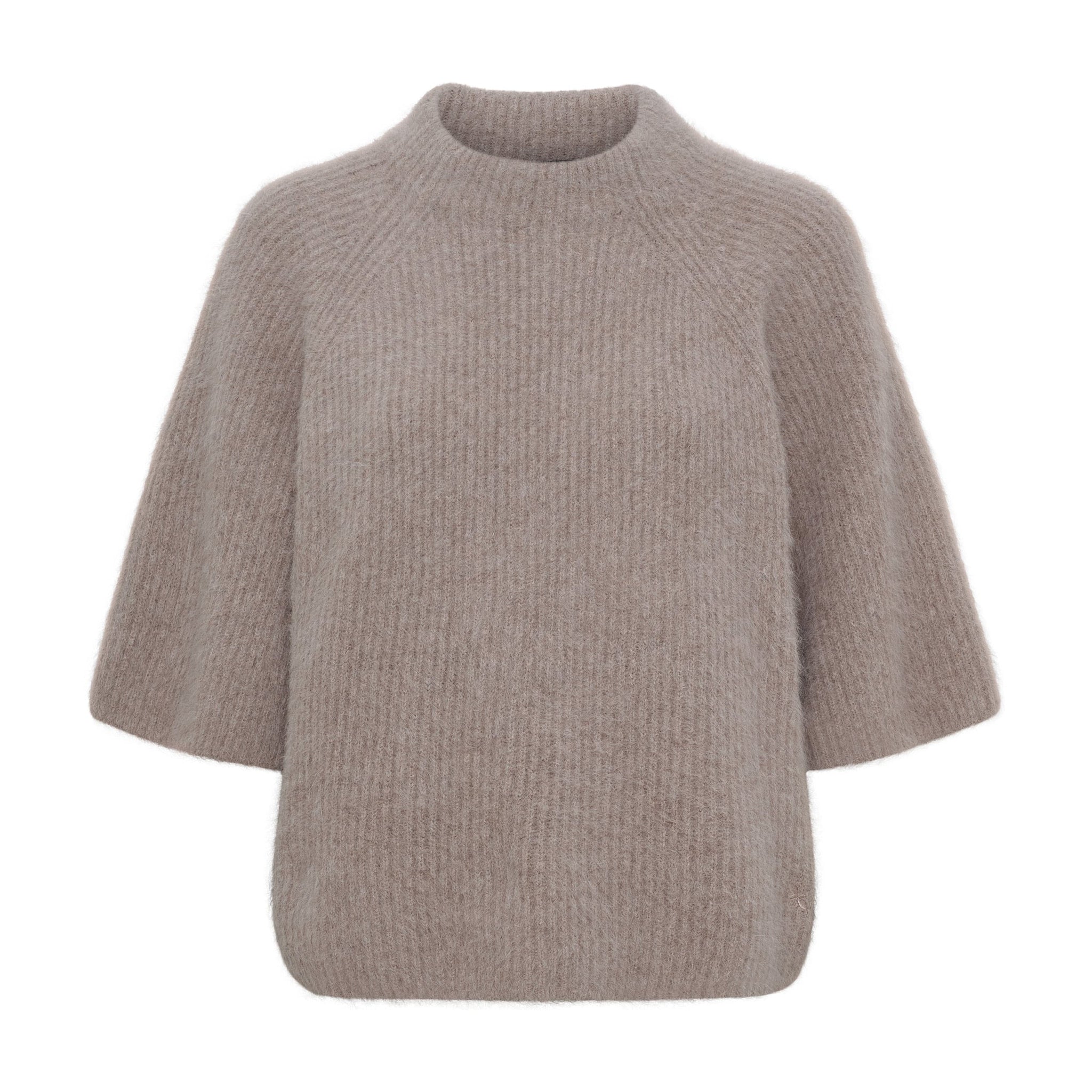 Brun Thea Racoon pullover i fluffy ribstrik med vide 3/4 ærmer og rund, let høj hals, set forfra