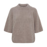 Brun Thea Racoon pullover i fluffy ribstrik med vide 3/4 ærmer og rund, let høj hals, set forfra