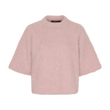 Pink pullover i fluffy ribstrik med vide 3/4 ærmer, raglansømme og let høj rund hals, set forfra