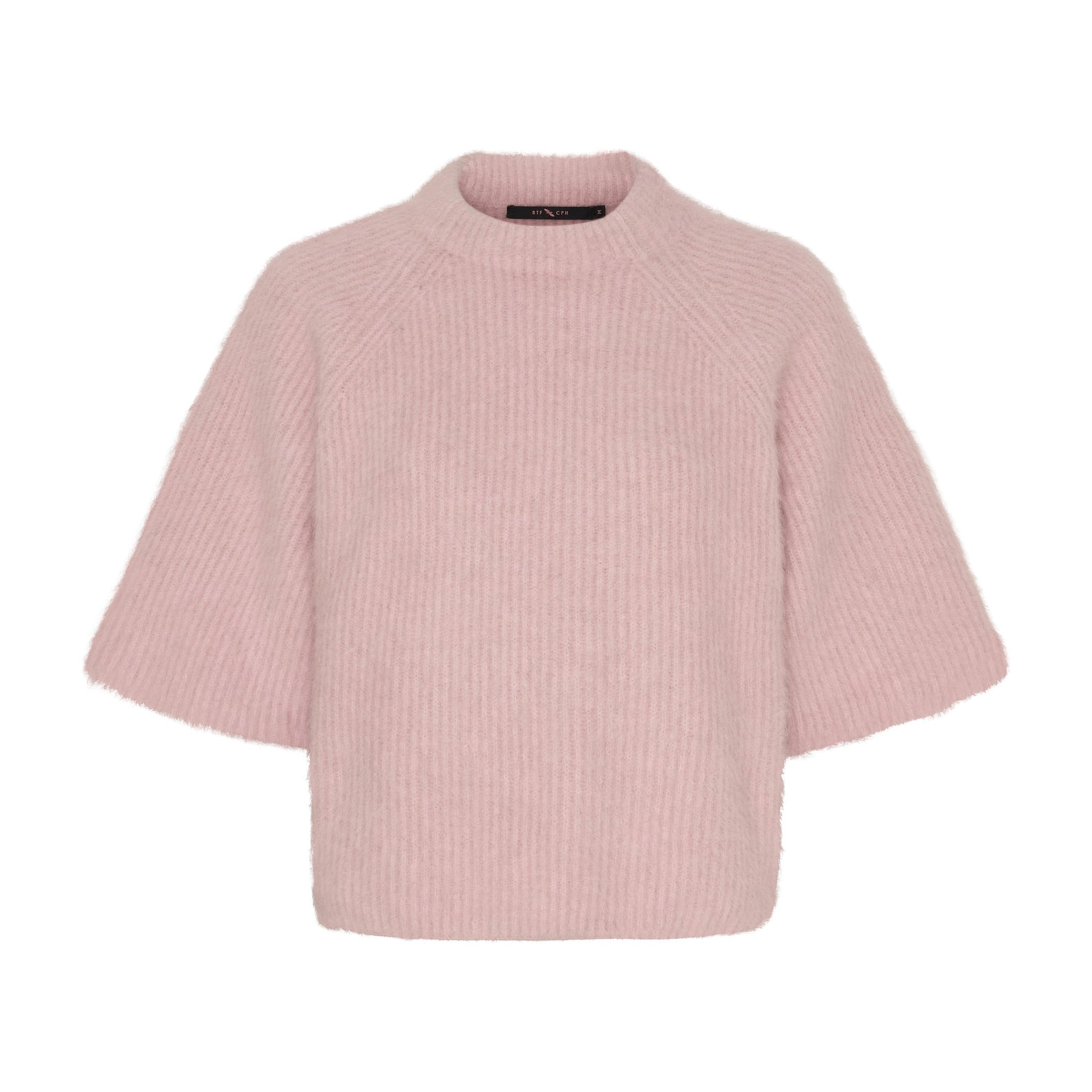 Pink pullover i fluffy ribstrik med vide 3/4 ærmer, raglansømme og let høj rund hals, set forfra