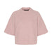 Pink pullover i fluffy ribstrik med vide 3/4 ærmer, raglansømme og let høj rund hals, set forfra