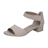 Beige sandal fra Caprice set skråt forfra med ankelrem, åben tå og lav blokhæl