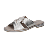 Sølvfarvet sandal i Platin Metallic set skråt forfra med snoet knude og åben tå