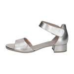 Sølvfarvet sandal fra Caprice i Platin Metallic set fra siden med rem om anklen og lav blokhæl