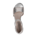 Sølvsandal i Platin Metallic set ovenfra med Caprice-logo på sålen