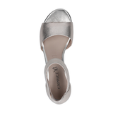 Sølvsandal i Platin Metallic set ovenfra med Caprice-logo på sålen