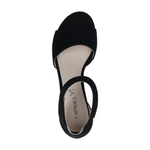 Sort sandal i ruskind set ovenfra med lys indersål og Caprice-logo