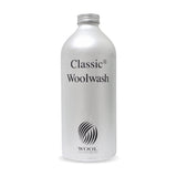 Classic Woolwash plejeprodukt til uld i sølvfarvet flaske med skruelåg, set forfra