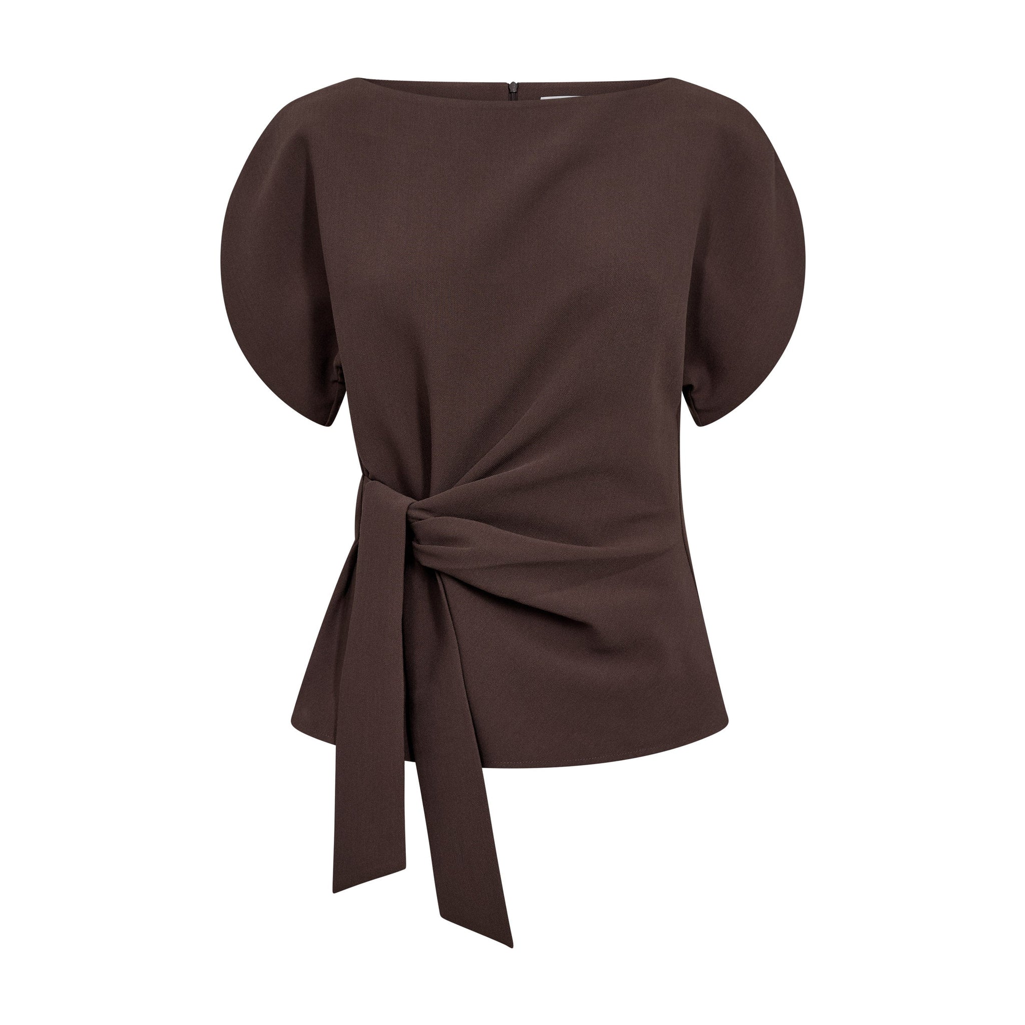 Brun bluse fra Co'Couture med bådudskæring, buede korte ærmer og bindebånd i siden, set forfra