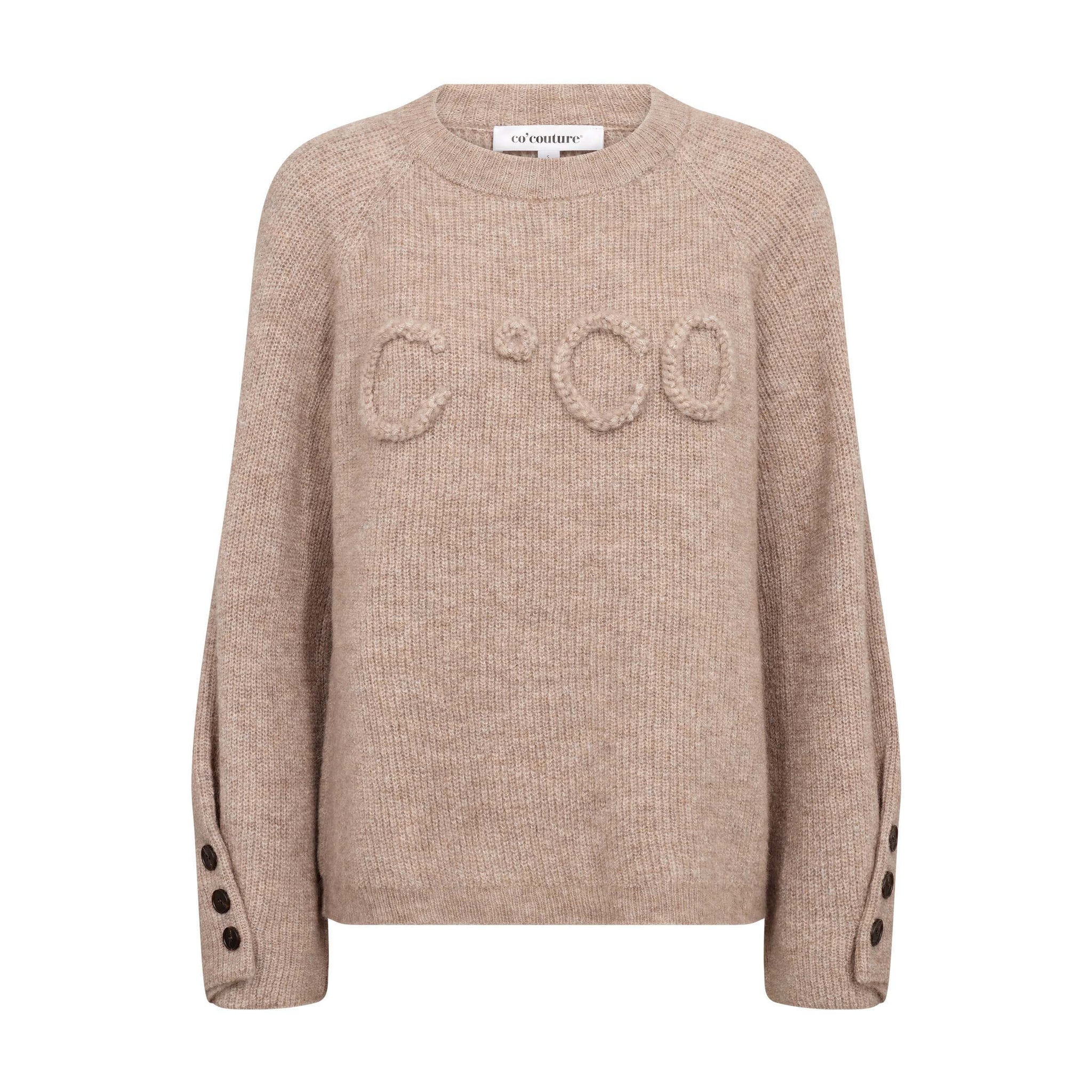 Brun strik Aelle LS Knit fra Co'Couture forfra med ophøjet logo, rund hals og knapper ved ærmerne