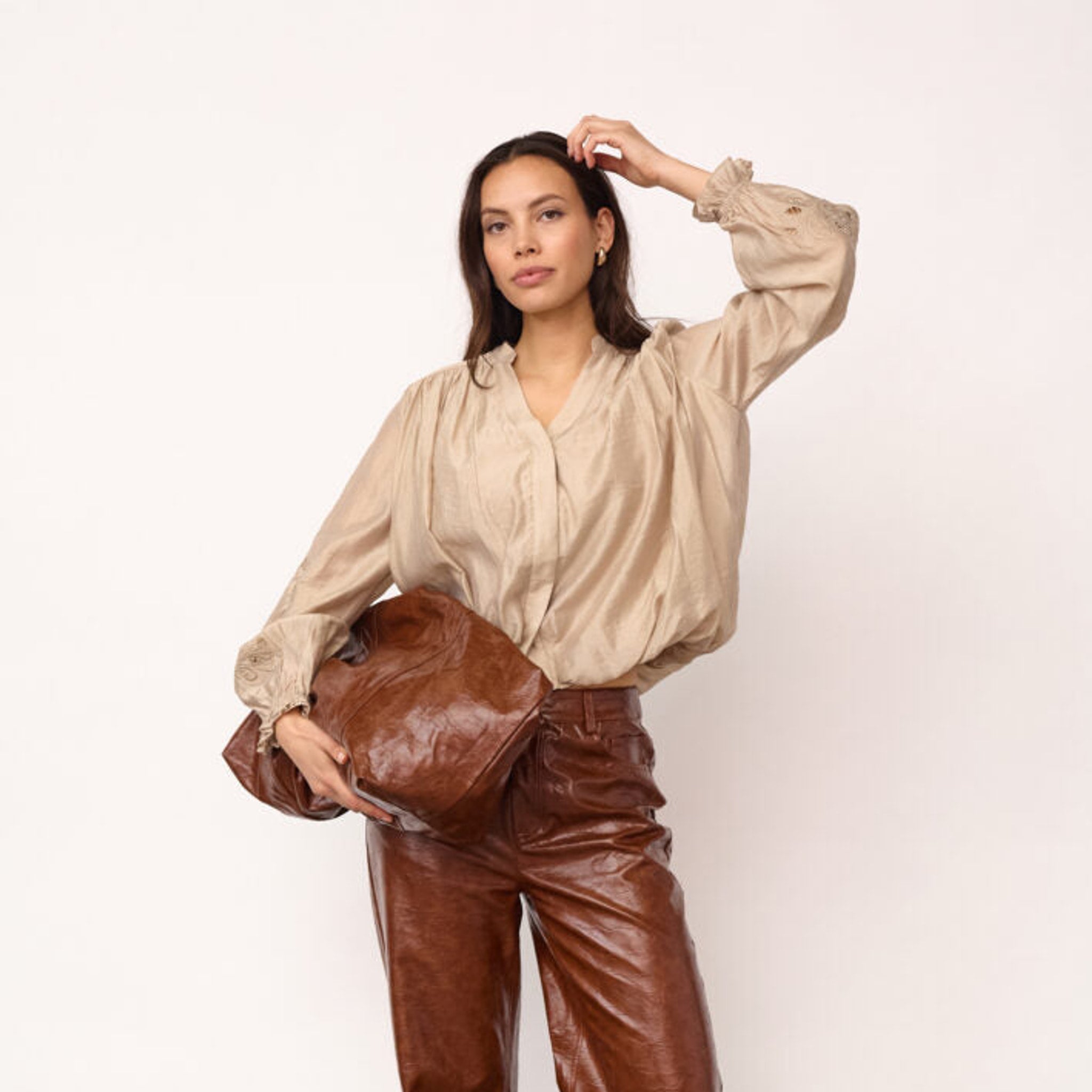 Model i brun skjorte med broderi fra Co'Couture i farven Mink, set forfra i hel figur