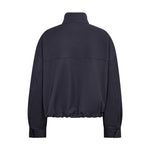 Kort navy jakke set bagfra med høj krave, rynket kant forneden og knap ved manchetten