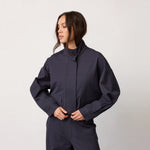 Model i kort navy jakke fra Co'Couture med høj krave lukket med knap, set forfra
