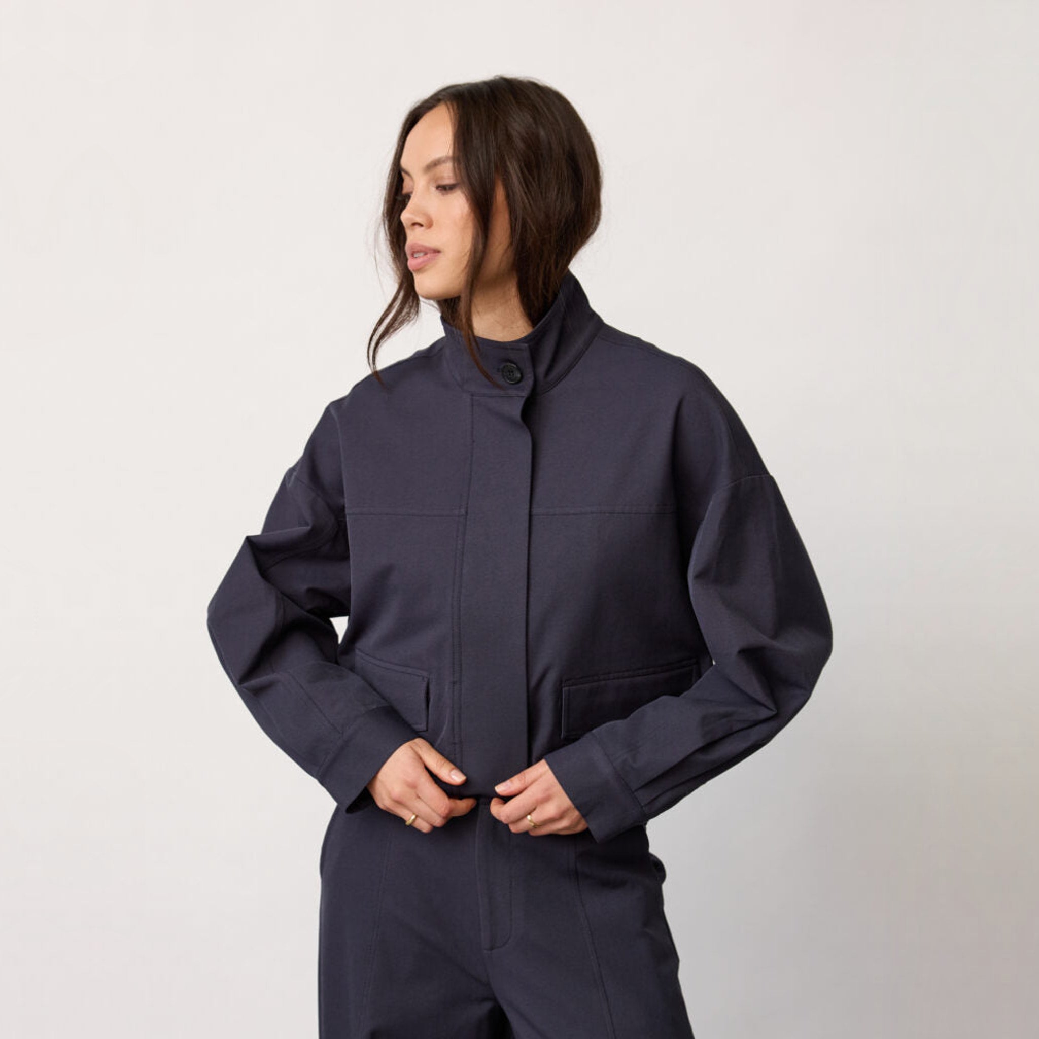 Model i kort navy jakke fra Co'Couture med høj krave lukket med knap, set forfra