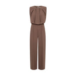 Brun jumpsuit uden ærmer med læg ved halsen og vide ben, set forfra
