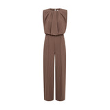 Brun jumpsuit uden ærmer med læg ved halsen og vide ben, set forfra