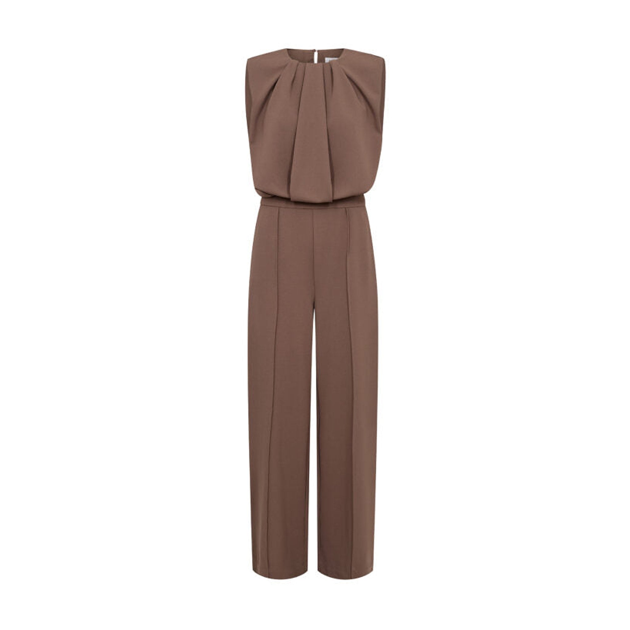 Brun jumpsuit uden ærmer med læg ved halsen og vide ben, set forfra