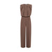 Brun jumpsuit uden ærmer med læg ved halsen og vide ben, set forfra